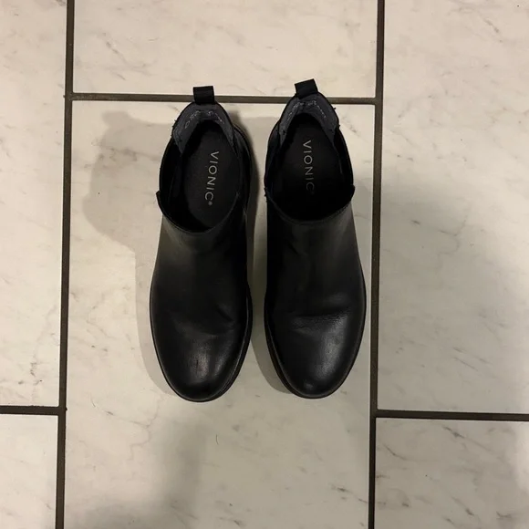 Vionic Chelsea Boots - Picture 2 of 5